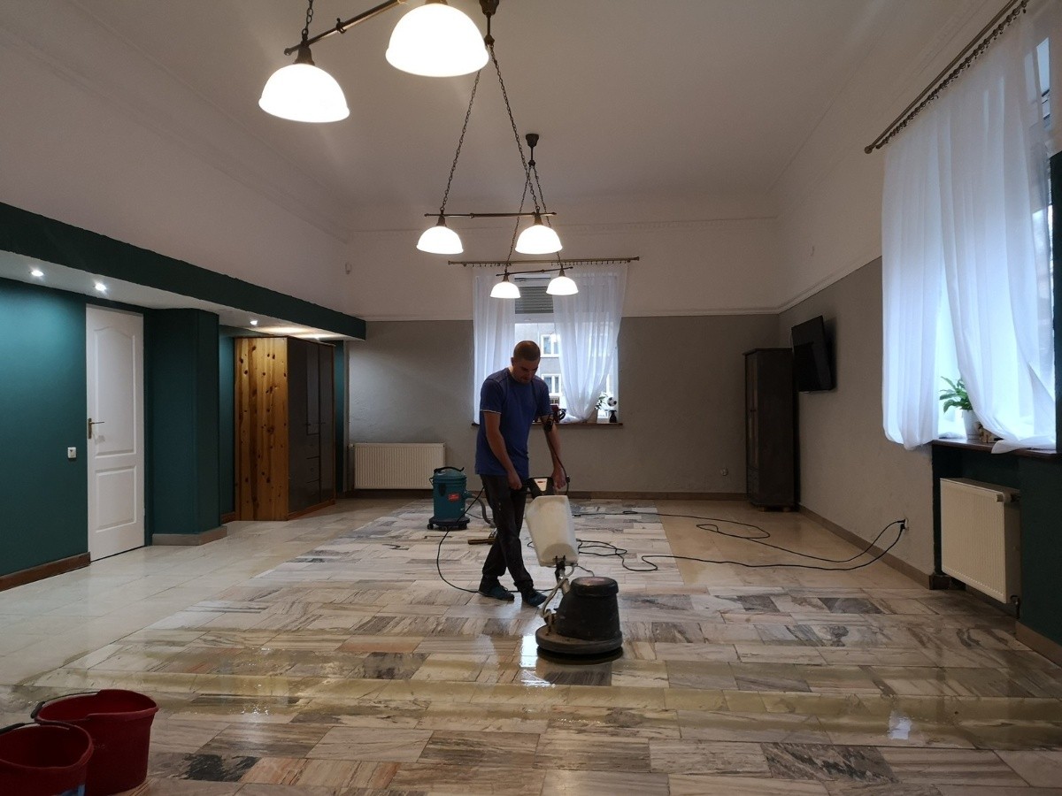 czyszczenie-podlogi-przed-renowacja.jpg